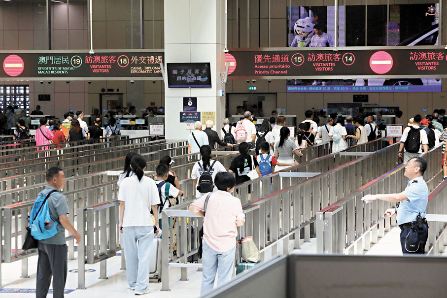 ◆「港澳通關互用二維碼」服務推出後，兩地合資格居民，可透過各自的「港澳通關二維碼」通關。香港文匯報記者郭木又  攝