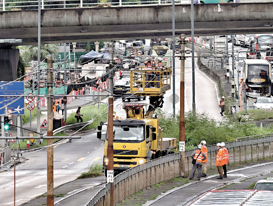 ◆港鐵工程人員在水邊圍站附近搶修被撞斷的架空電纜。香港文匯報記者鄧偉明 攝