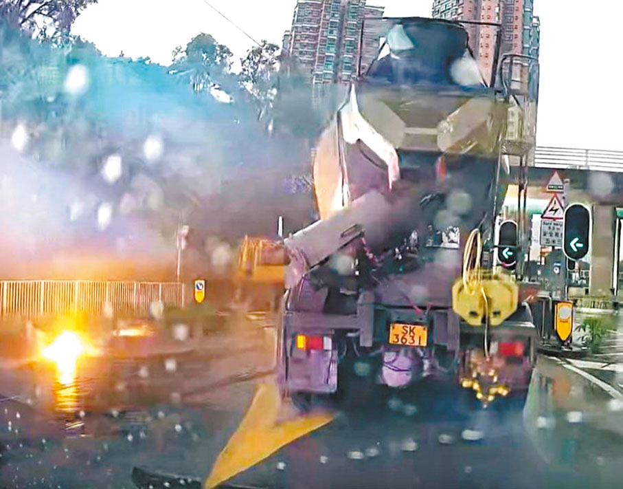 ◆黃色吊臂貨車駛過交匯處後，墜下的電纜冒出火花。網上視頻截圖