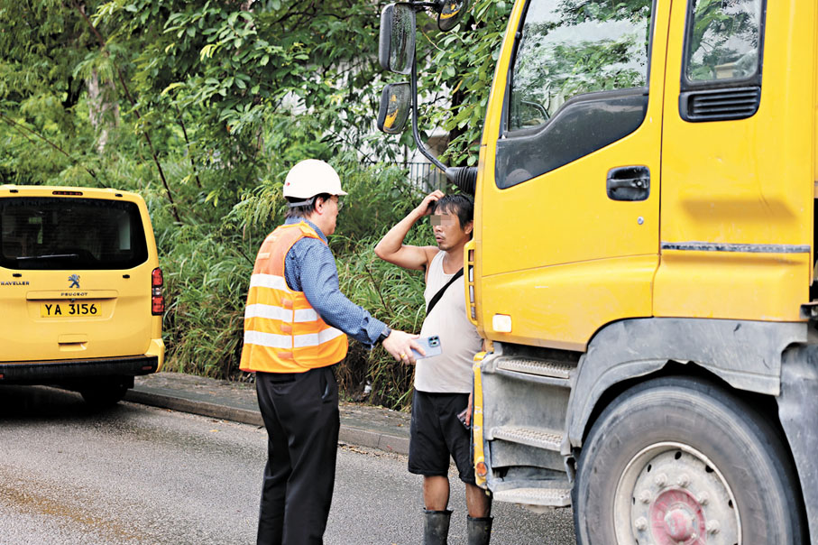 ◆肇事吊臂車男司機（白衫）事後被警方以涉嫌危險駕駛罪名拘捕。 香港文匯報記者鄧偉明 攝