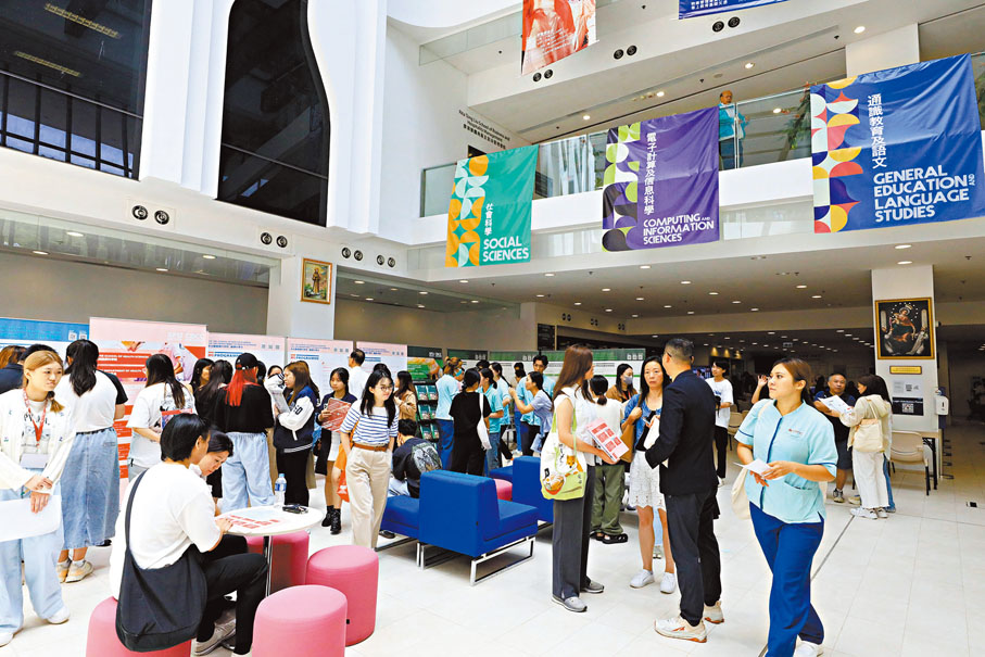 ◆不少應屆文憑試考生近日前往聖方濟各大學，報讀自資學士課程。 香港文匯報記者北山彥  攝