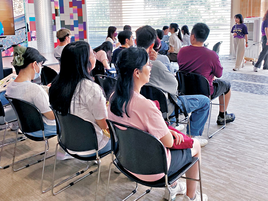 ◆東華學院今年的非聯招課程申請按年上升逾兩成。圖為該校於放榜日報名情況。 東華學院圖片