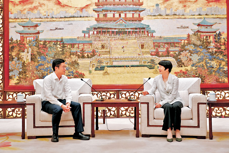 ◆盧小青（右）會見王凱波一行。香港文匯報記者黃慧　　攝