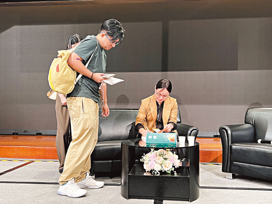 ◆黃燈為讀者簽名。  記者張岳悅  攝