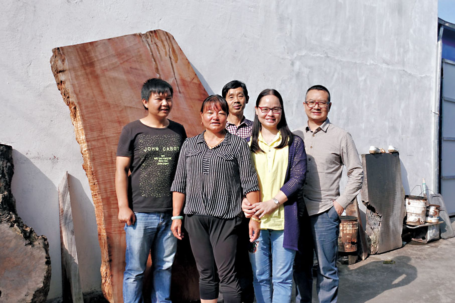 ◆黃燈（右二）到雲南騰沖家訪，和黎章韜一家人合影。受訪者供圖