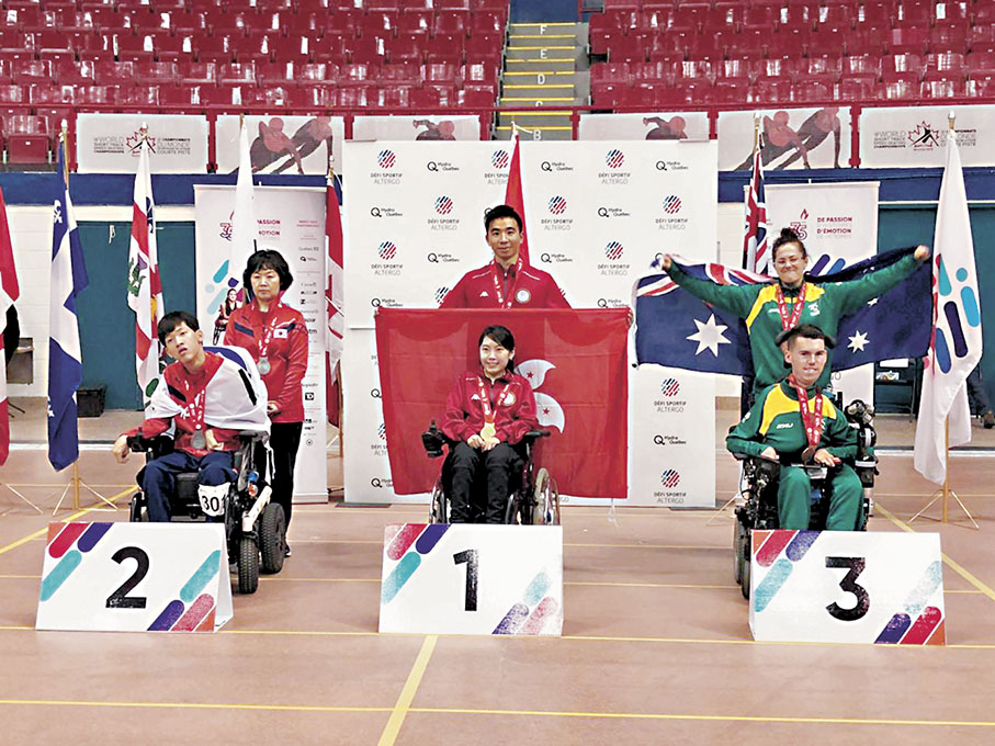 ◆何宛淇（中）在2018年蒙特利爾世界硬地滾球公開賽取得一面金牌。圖為她與教練Jet同登獎台。