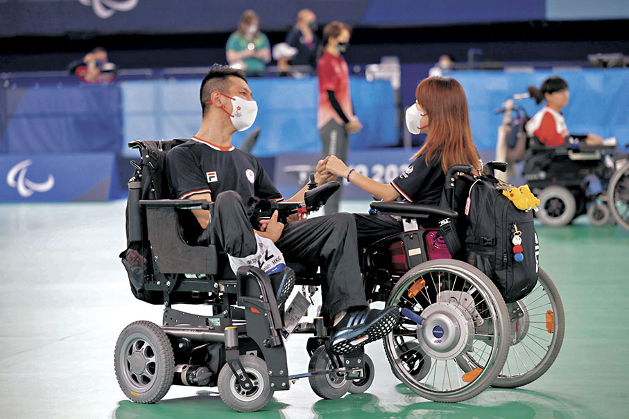 ◆何宛淇與謝德樺（左）互相鼓勵。 香港殘奧會供圖