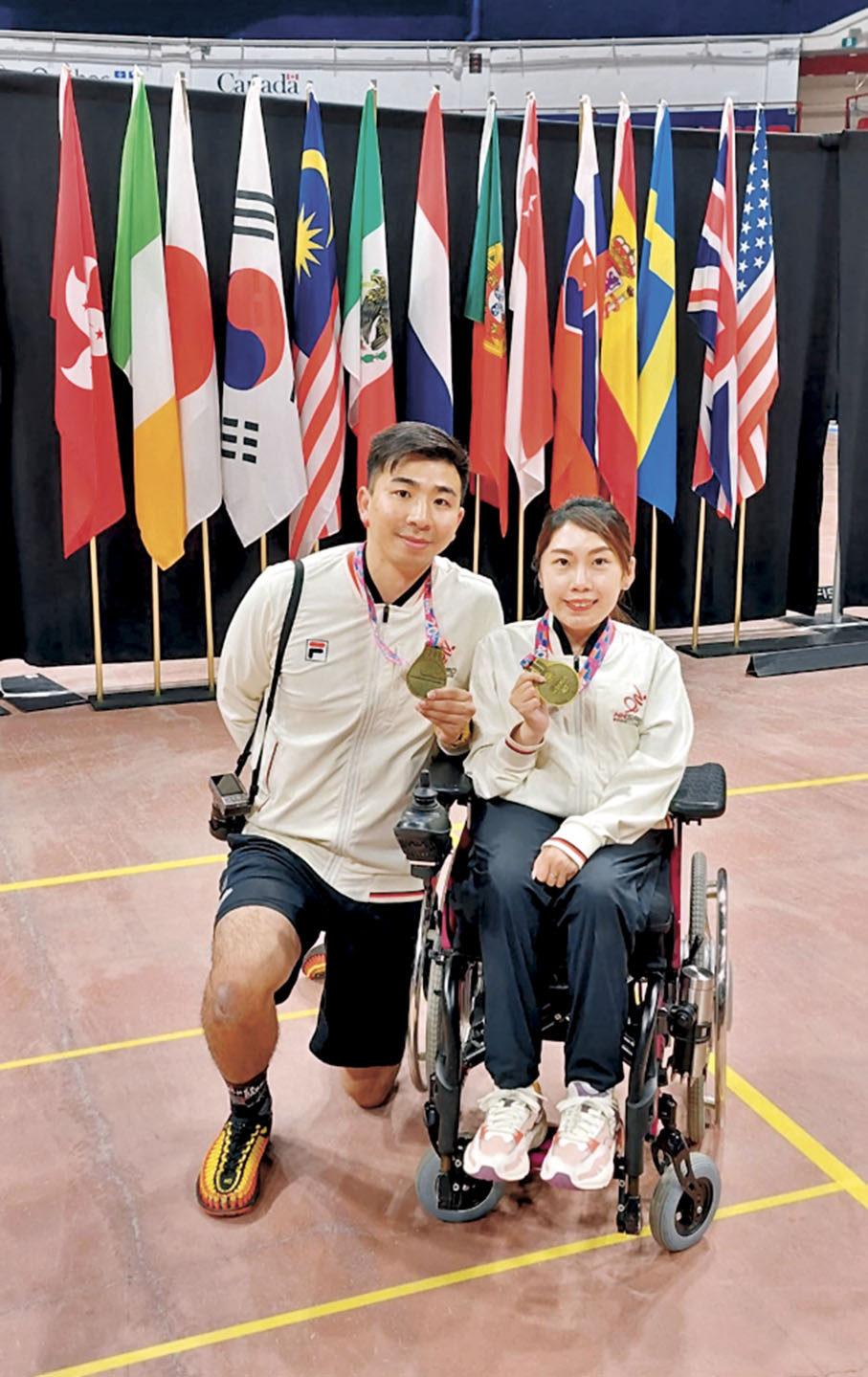 ◆何宛淇（右）賽後與教練合影。香港傷殘人士體育協會提供