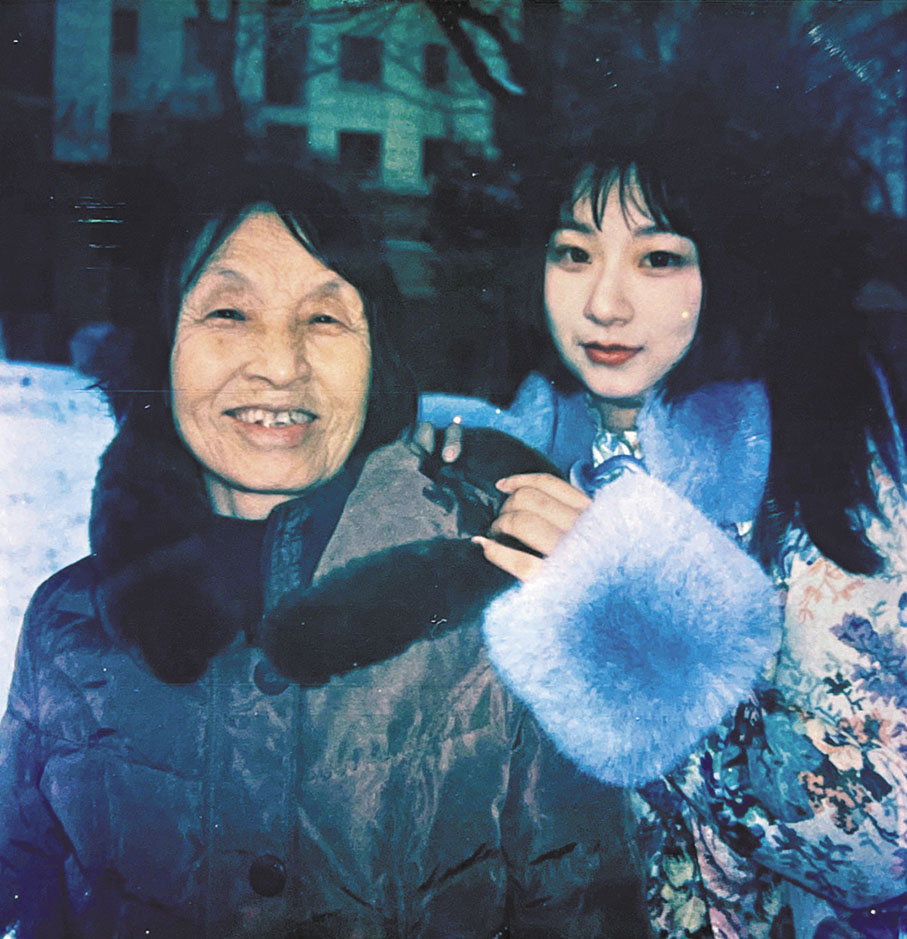 ◆張紫陌和外婆桂蘭的合影。