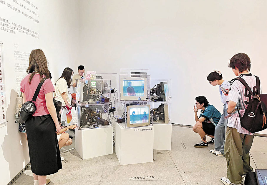 ◆觀眾在認真觀看《桂蘭》的日常故事。