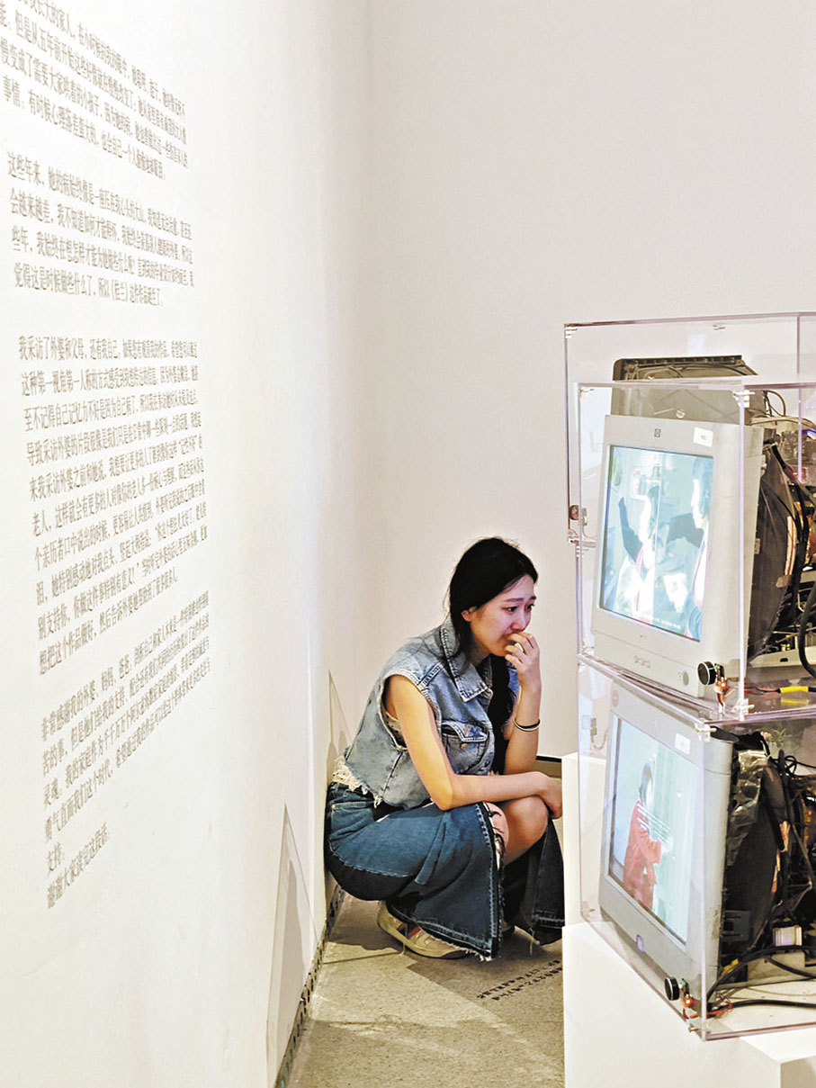 ◆央美學生周雨歆流淚看完了視頻。 香港文匯報記者江鑫嫻  攝