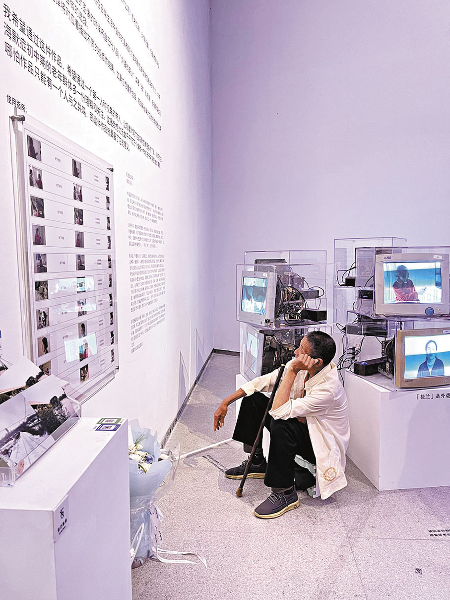 ◆一位拄着枴杖的老人在《桂蘭》的展板前停留了很久。 