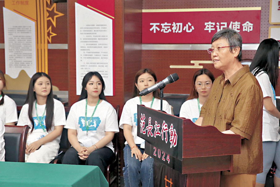 ◆李榮珍以《大公報與紅軍長征落腳點的選擇》為題向學子們做專題輔導。 香港文匯報記者郭濤  攝