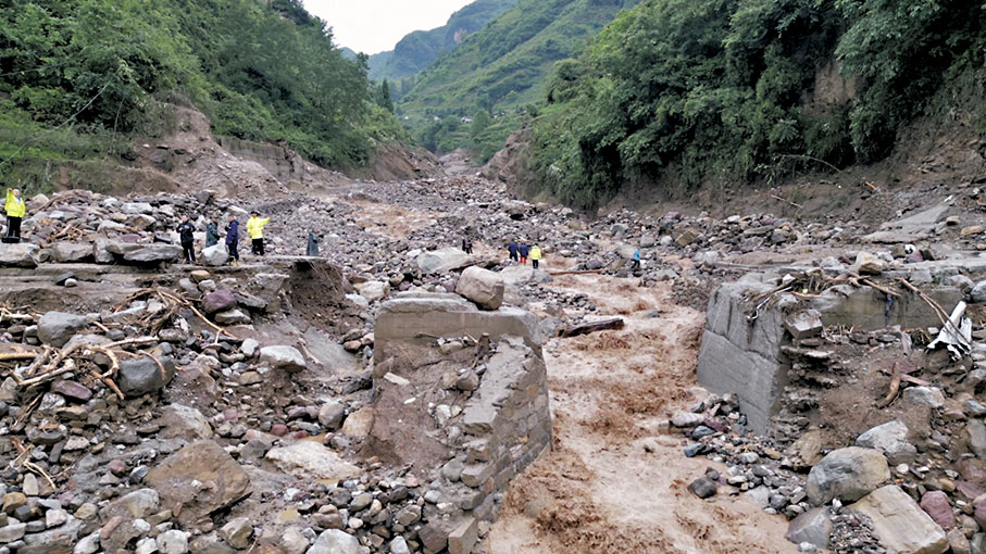 ◆7月20日拍攝的四川省雅安市漢源縣馬烈鄉新華村救援現場（視頻截圖）。 新華社