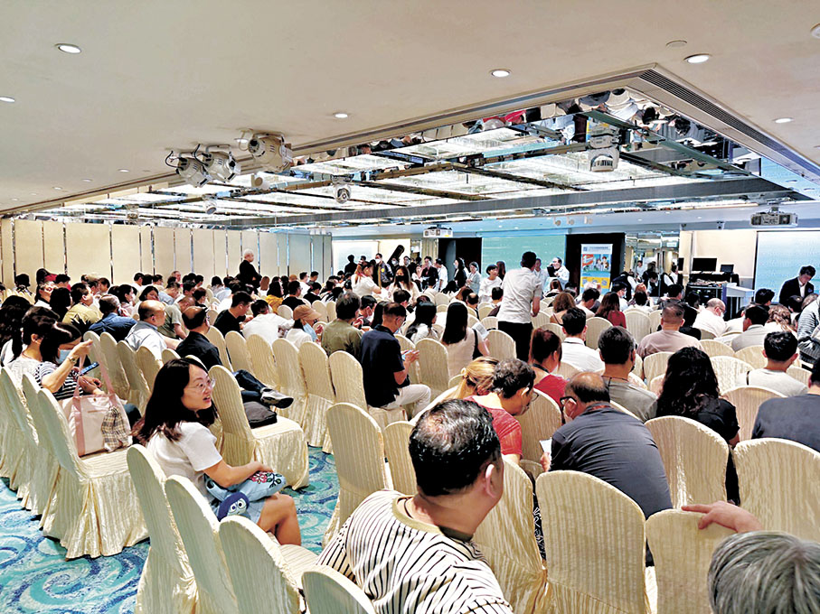 ◆屯門黃金海灣·意嵐昨日發售首輪188伙，售樓處人頭湧湧，十分熱鬧。