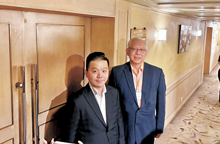 ◆辜錦波（左）表示，黃金海灣·意嵐最快今日加推單位，並於周內進行次輪銷售。旁為李炳餘。 香港文匯報實習記者劉奕辰  攝