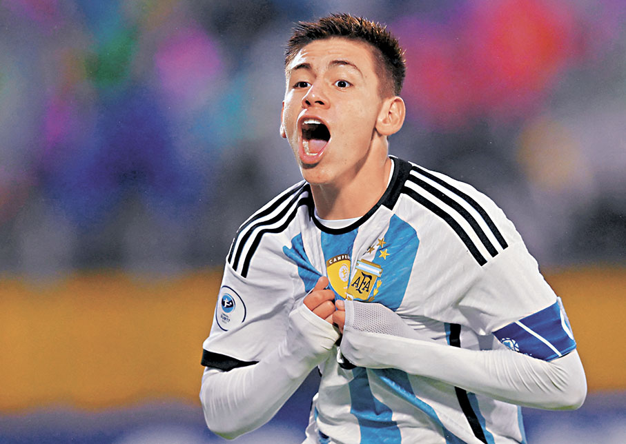 ◆今年18歲的阿根廷前鋒艾捷維利，年初獲曼城買斷後，新賽季將正式從河床登陸英超。  資料圖片