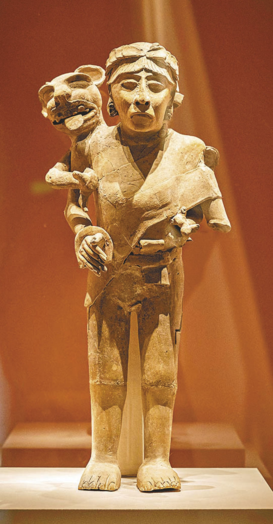◆肩負美洲豹的人俑（公元600-900年，韋拉克魯斯州中部文化）  主辦方供圖