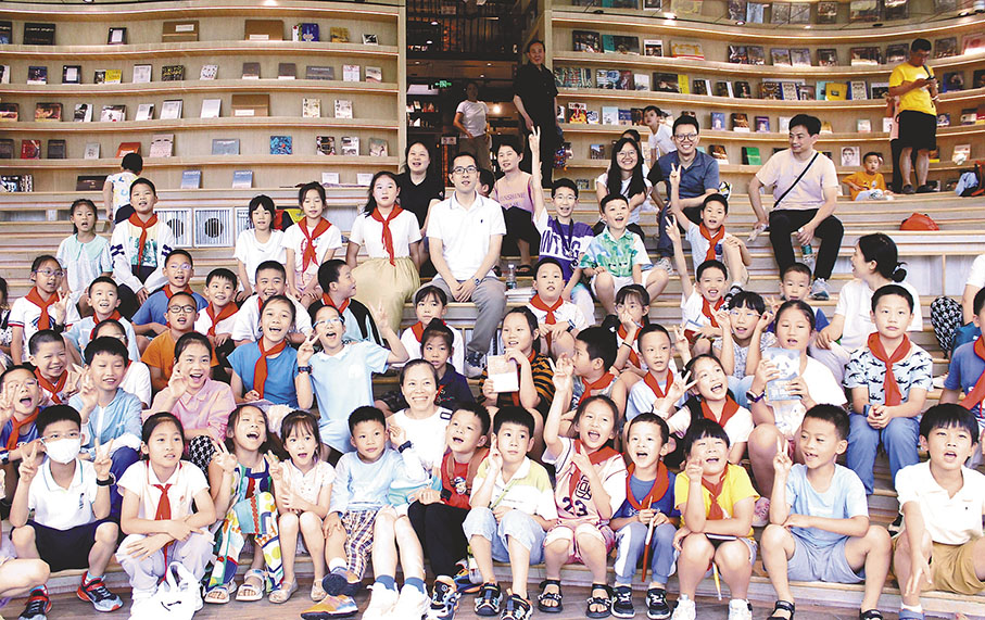 ◆《熊貓福寶》分享會後，蔣林與大小讀者們合影。