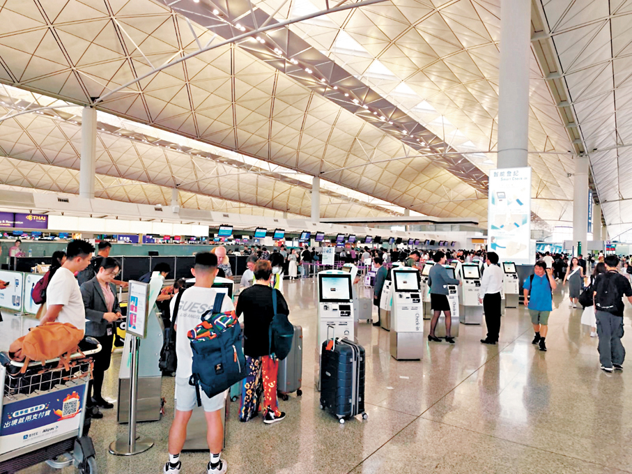 ◆香港機場辦理登機手續服務昨日大致回復正常。 香港文匯報記者鄺福強 攝
