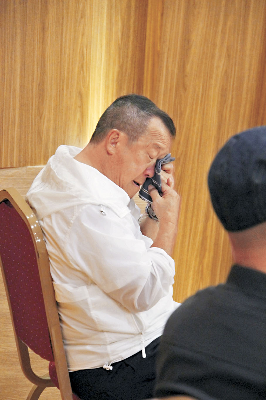 ◆志偉被感動到要用手巾抹淚。