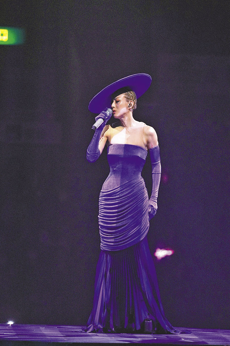 ◆Sammi前晚換上紫色長裙新裝。