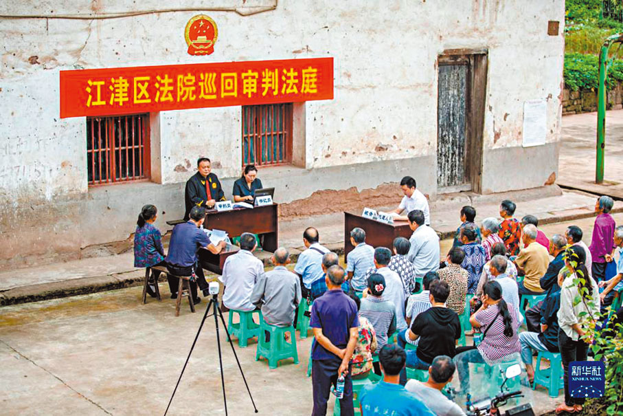 ◆在重慶市江津區蔡家鎮文昌村塘口村民小組，基層法官在巡迴法庭審理案件。 網上圖片