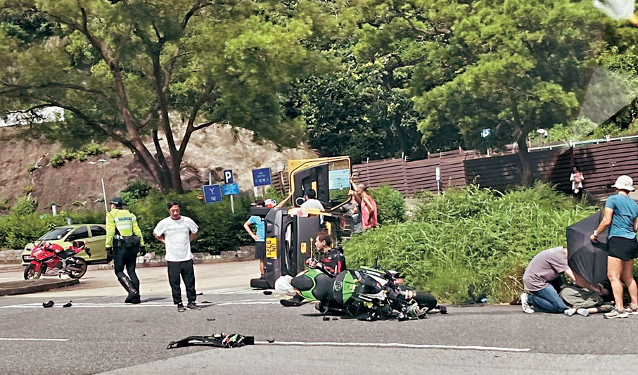 ◆大埔公路兩車相撞現場一片凌亂,私家車翻側,電單車橫亘路面,傷者在路邊待救。 網上圖片