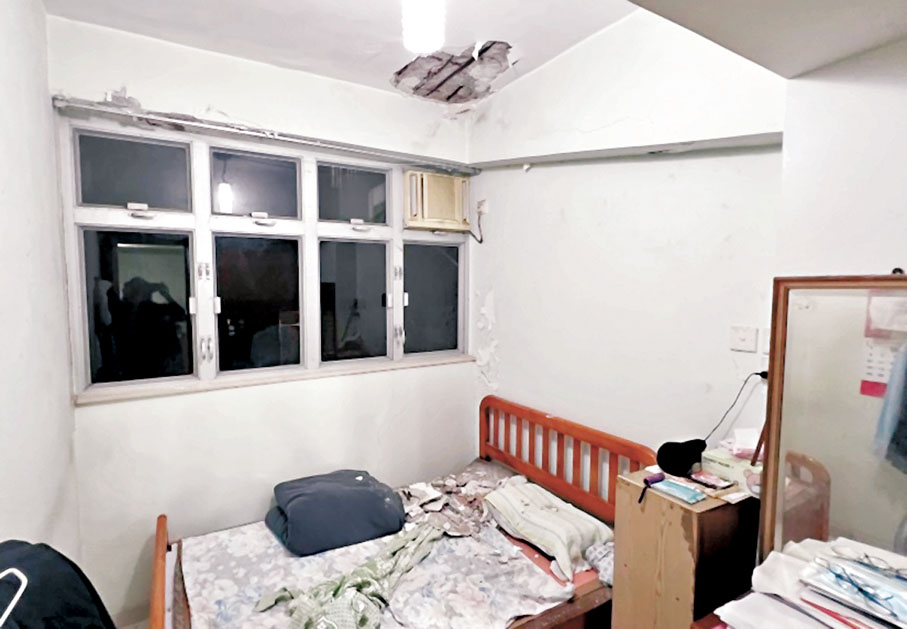 ◆墜下的天花石屎落在老翁的床頭枕邊，天花露出生銹鋼筋。