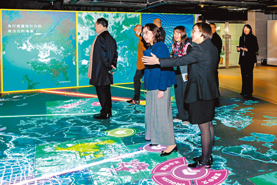 ◆甯漢豪早前到中環展城館，於具備動態追蹤功能、270度大型LED屏幕互動裝置的亮點項目參觀。 網誌圖片