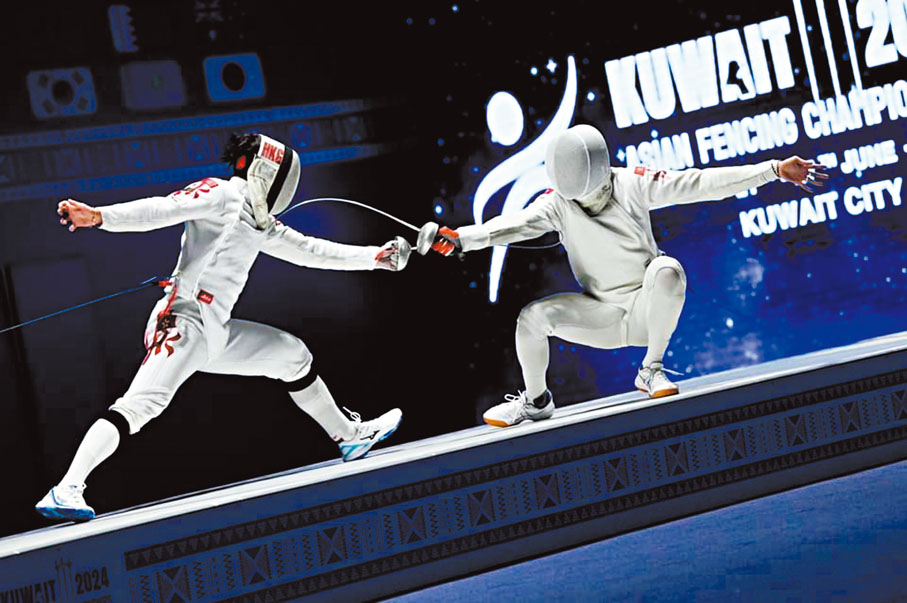 ◆何瑋桁(右)在亞錦賽勇奪金牌。香港劍擊總會提供