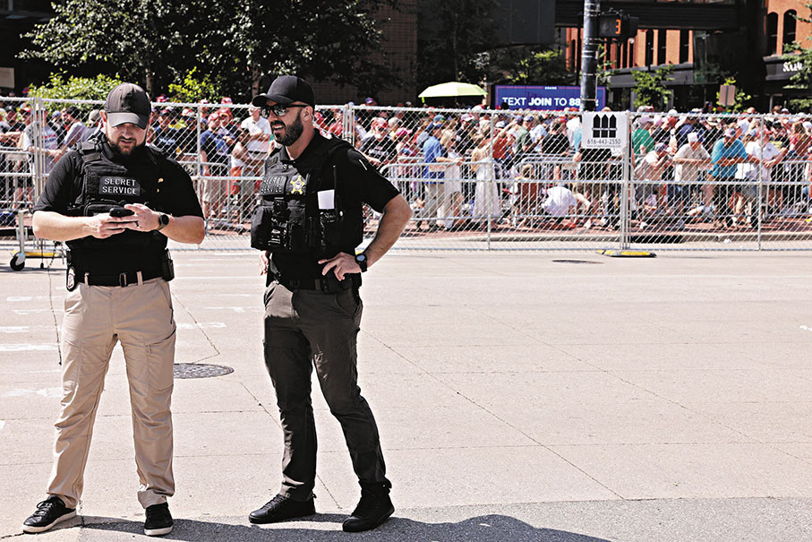 ◆特勤局探員在特朗普密歇根州造勢集會上執勤。 法新社