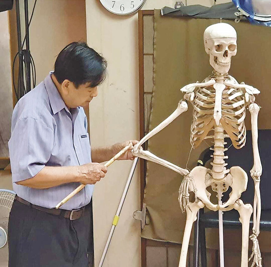 ◆名畫家冉茂芹以骷髏模型教畫畫。 作者供圖