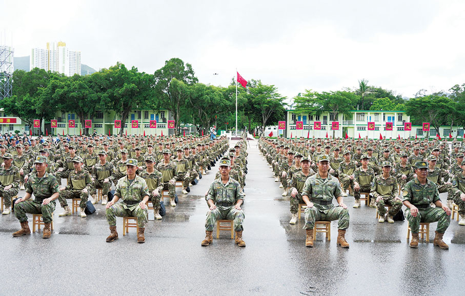 ◆ 學員們參與為期7天的軍事課程訓綀。