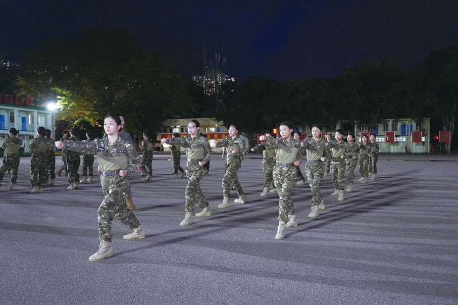 ◆ 幗國不讓鬚眉，女學員在晚上也努力練習軍體拳。