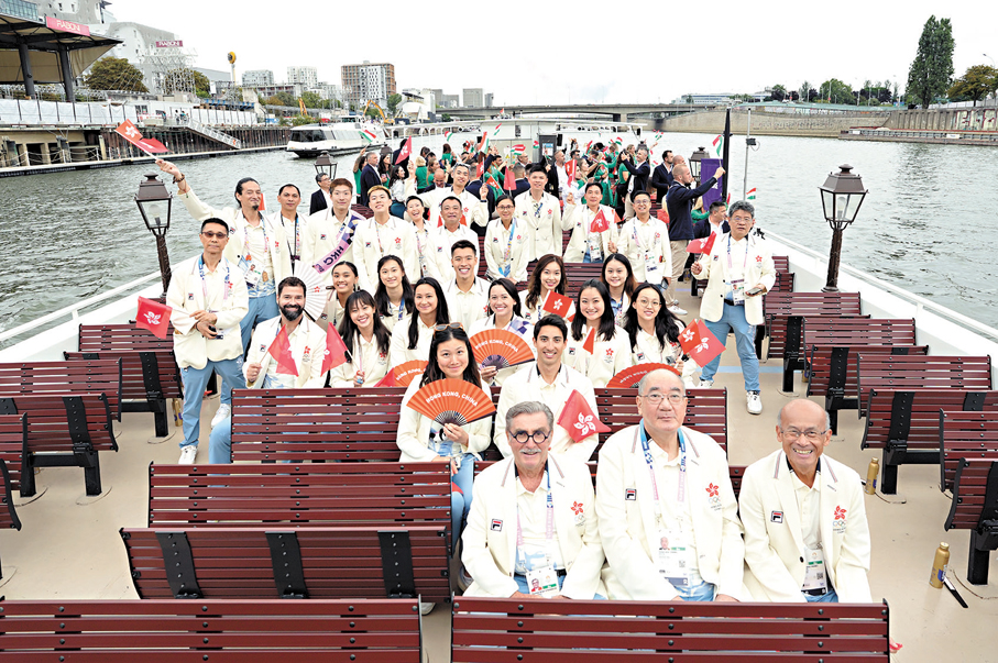 ◆7月26日，中國香港體育代表團在開幕式上。  新華社