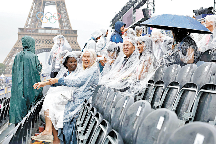◆開幕式開始前下起大雨，仍無減遊客的觀看熱情。 法新社