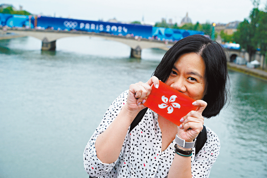 ◆由香港趕到巴黎看開幕禮的馮小姐 ，在塞納河邊展示香港區旗。 大公文匯全媒體記者麥鈞傑 攝