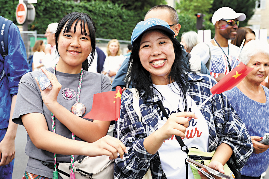 ◆中國遊客準備入場欣賞奧運開幕式。 路透社