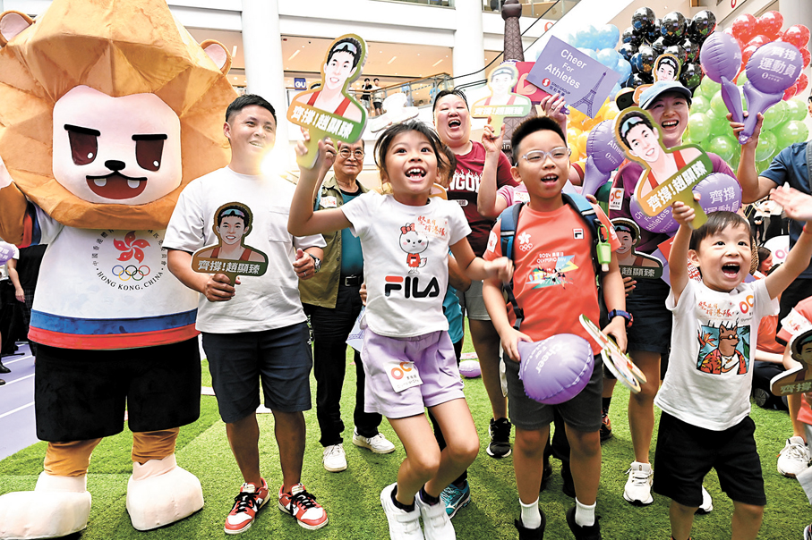 ◆市民在奧海城商場為香港奧運健兒打氣。 中新社