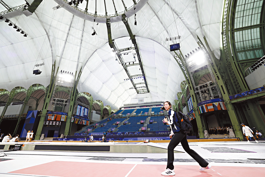 ◆世界排名第一的港隊劍手江旻憓日前熟悉比賽場地。  中新社