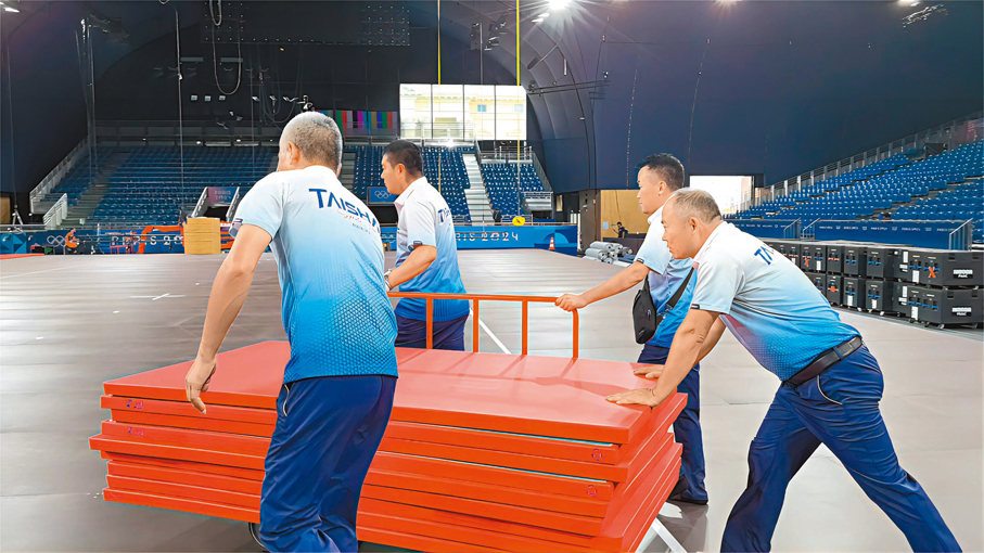 ◆泰山體育派出的服務保障團隊在巴黎戰神廣場競技館安裝柔道墊子。   香港文匯報濟南傳真