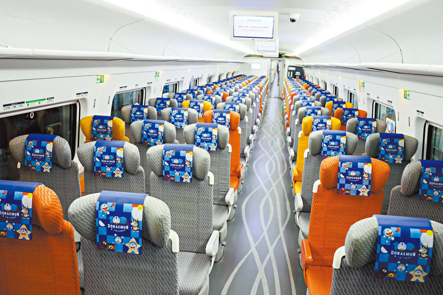 ◆列車內部遍布多啦A夢造型裝飾。港鐵供圖
