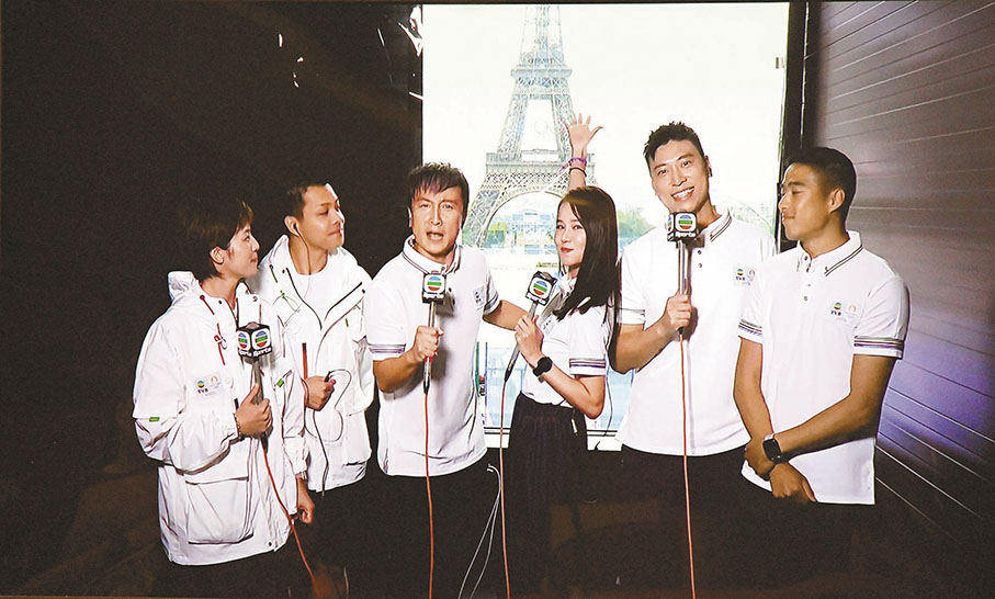◆方力申、黃翠如等人在巴黎鐵塔襯托下直播。