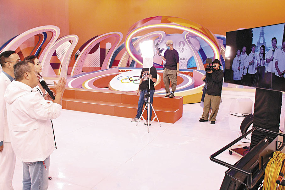 ◆曾志偉與身在巴黎採訪奧運的TVB團隊交流。