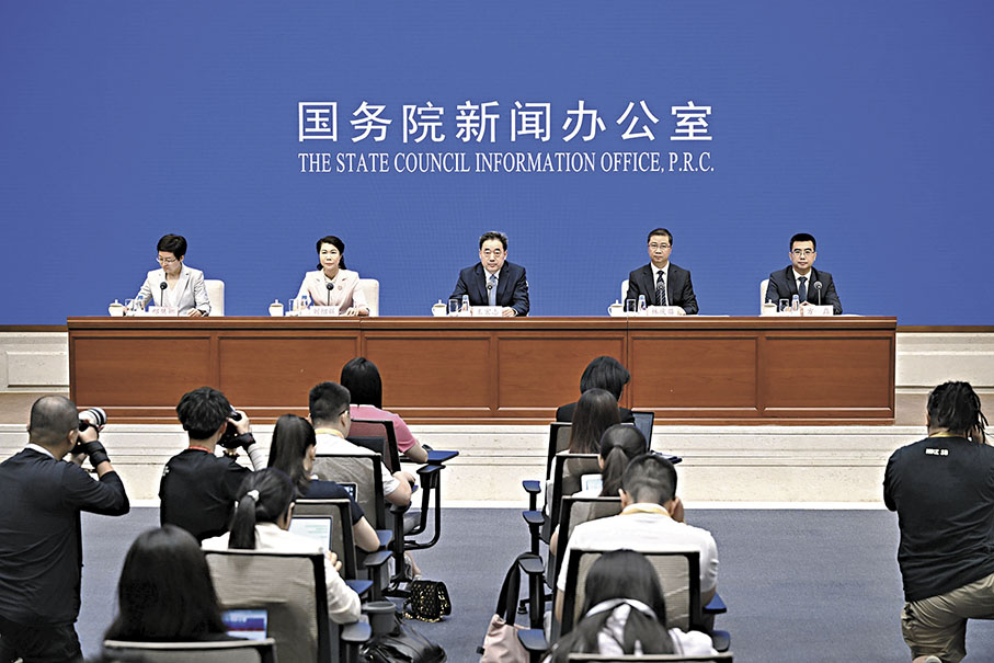 ◆王宏志（中）表示，下一步將提高國有企業對GDP的總體貢獻，做大國有資本和國企。左二為劉紹娓，右一為方磊。 新華社