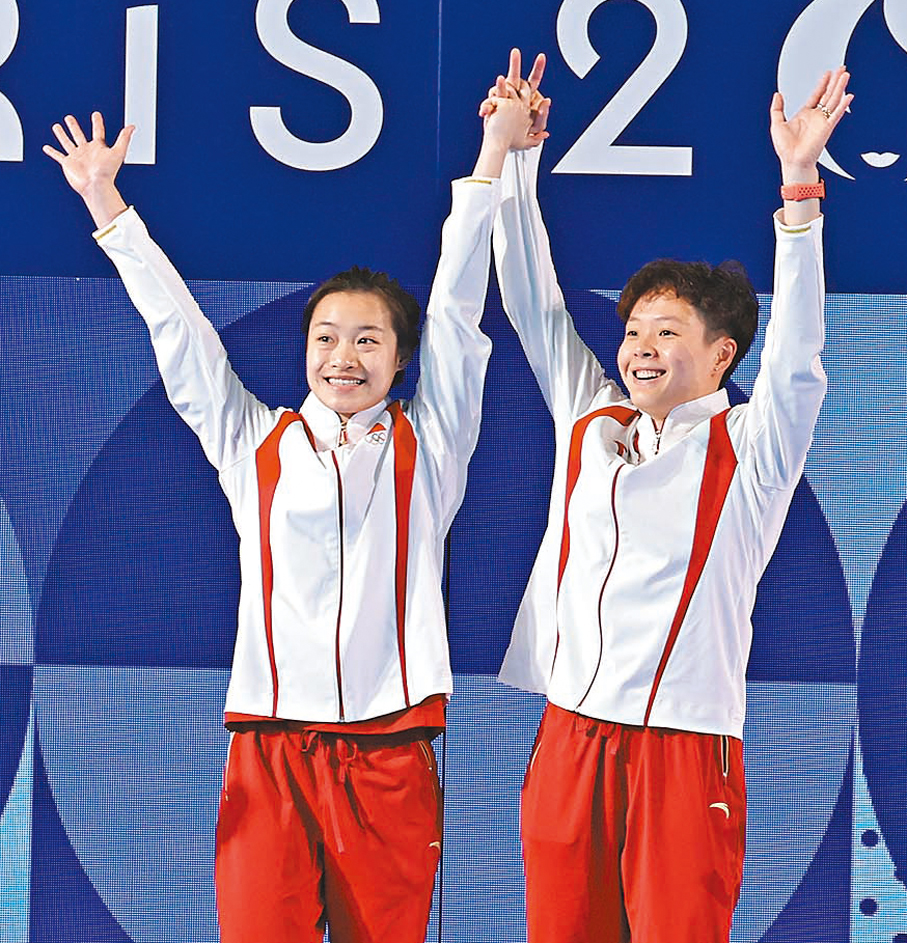 ◆ 昌雅妮（左）與陳藝文攜手奪得她們的首面奧運金牌。  新華社