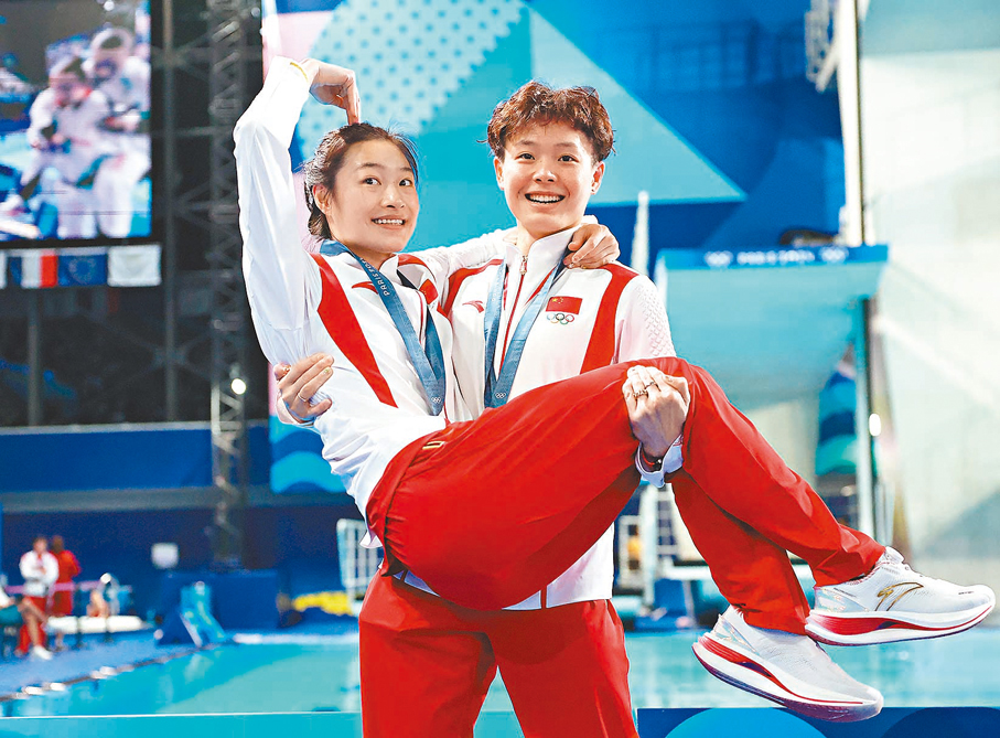 ◆中國選手昌雅妮（左）/陳藝文慶祝勝利。 新華社