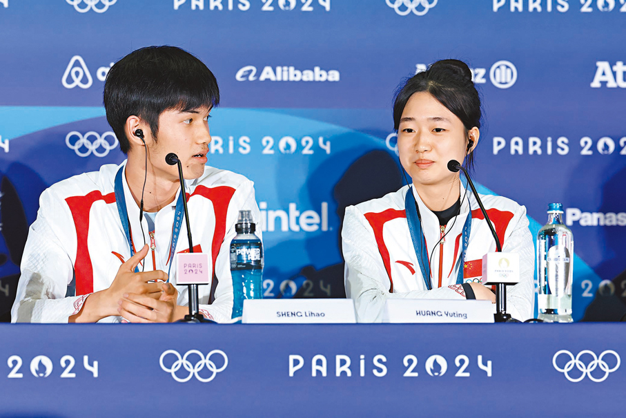 ◆中國選手黃雨婷/盛李豪（左）在賽後新聞發布會上。 新華社