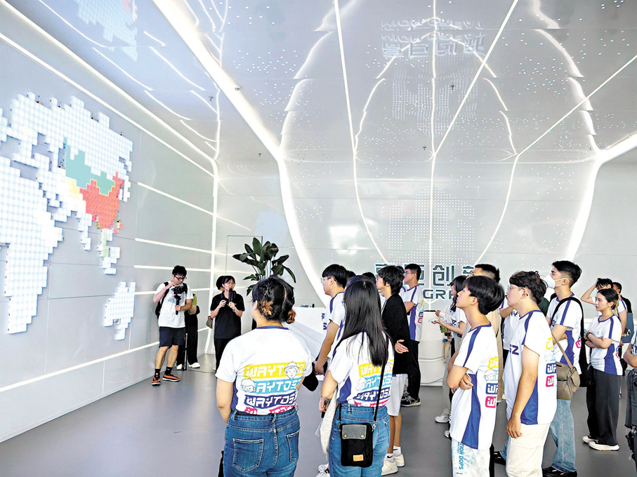 ◆自運營以來，高巨創新協同科普教育基地接待了多個港澳台研學和交流團，圖為台灣青年交流團參觀基地。   香港文匯報記者郭若溪  攝 